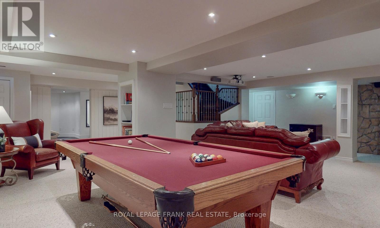 












54 SELKIRK DRIVE

,
Whitby (Brooklin),




Ontario
L1M2E6

