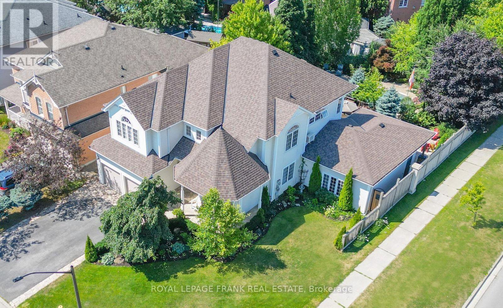 












54 SELKIRK DRIVE

,
Whitby (Brooklin),




Ontario
L1M2E6

