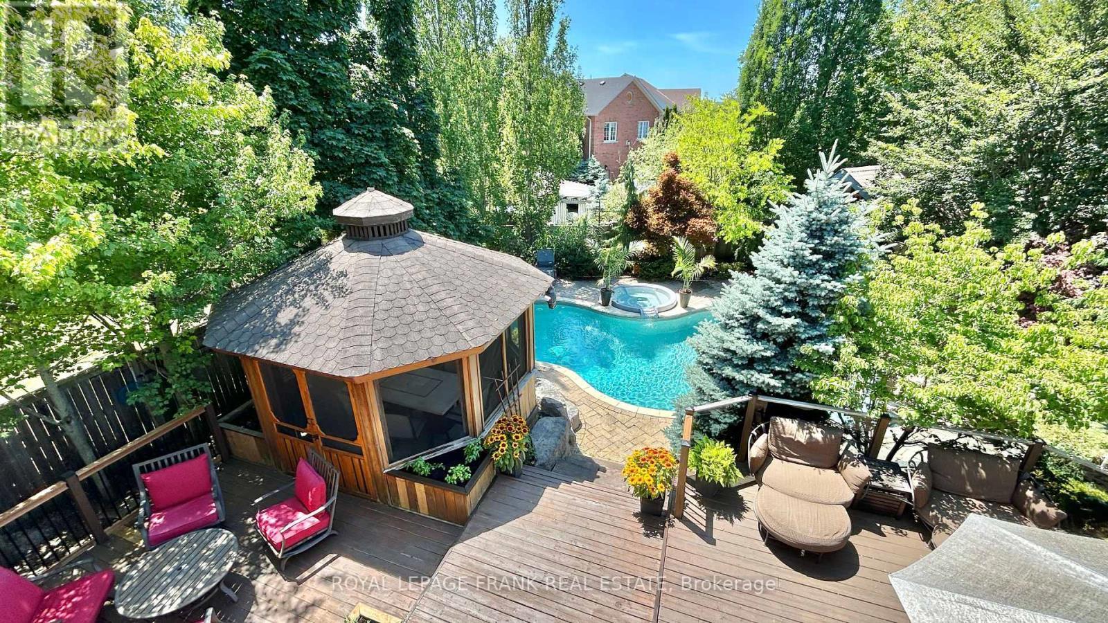 












54 SELKIRK DRIVE

,
Whitby (Brooklin),




Ontario
L1M2E6

