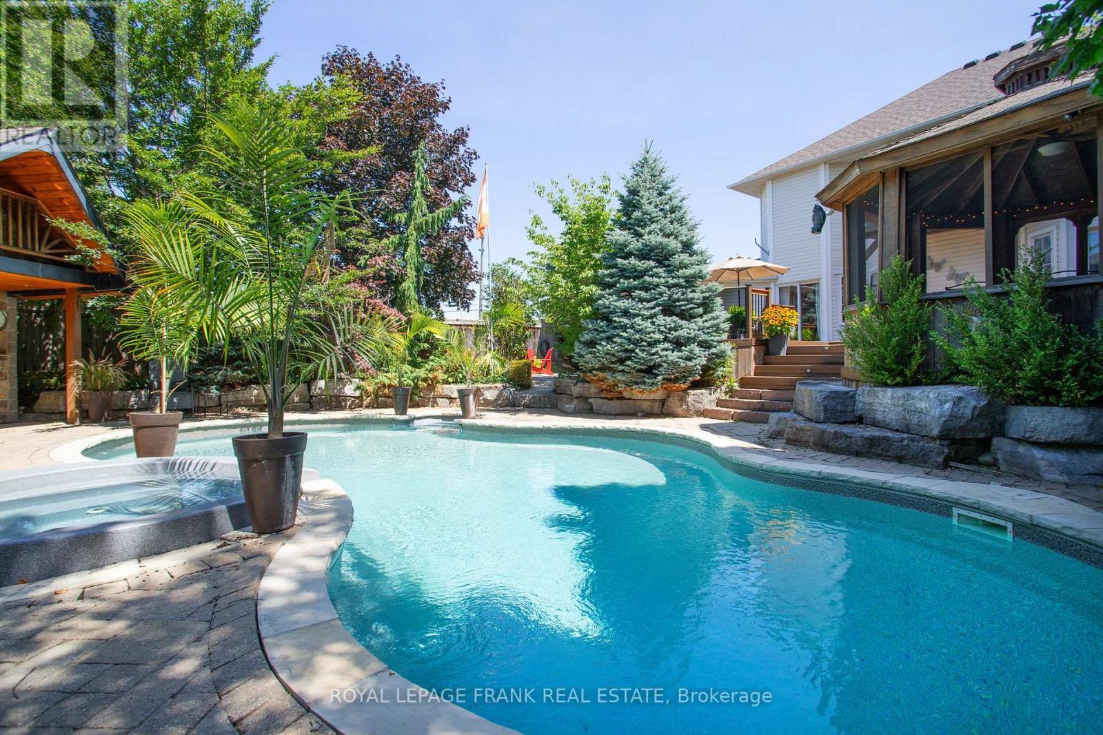 












54 SELKIRK DRIVE

,
Whitby (Brooklin),




Ontario
L1M2E6

