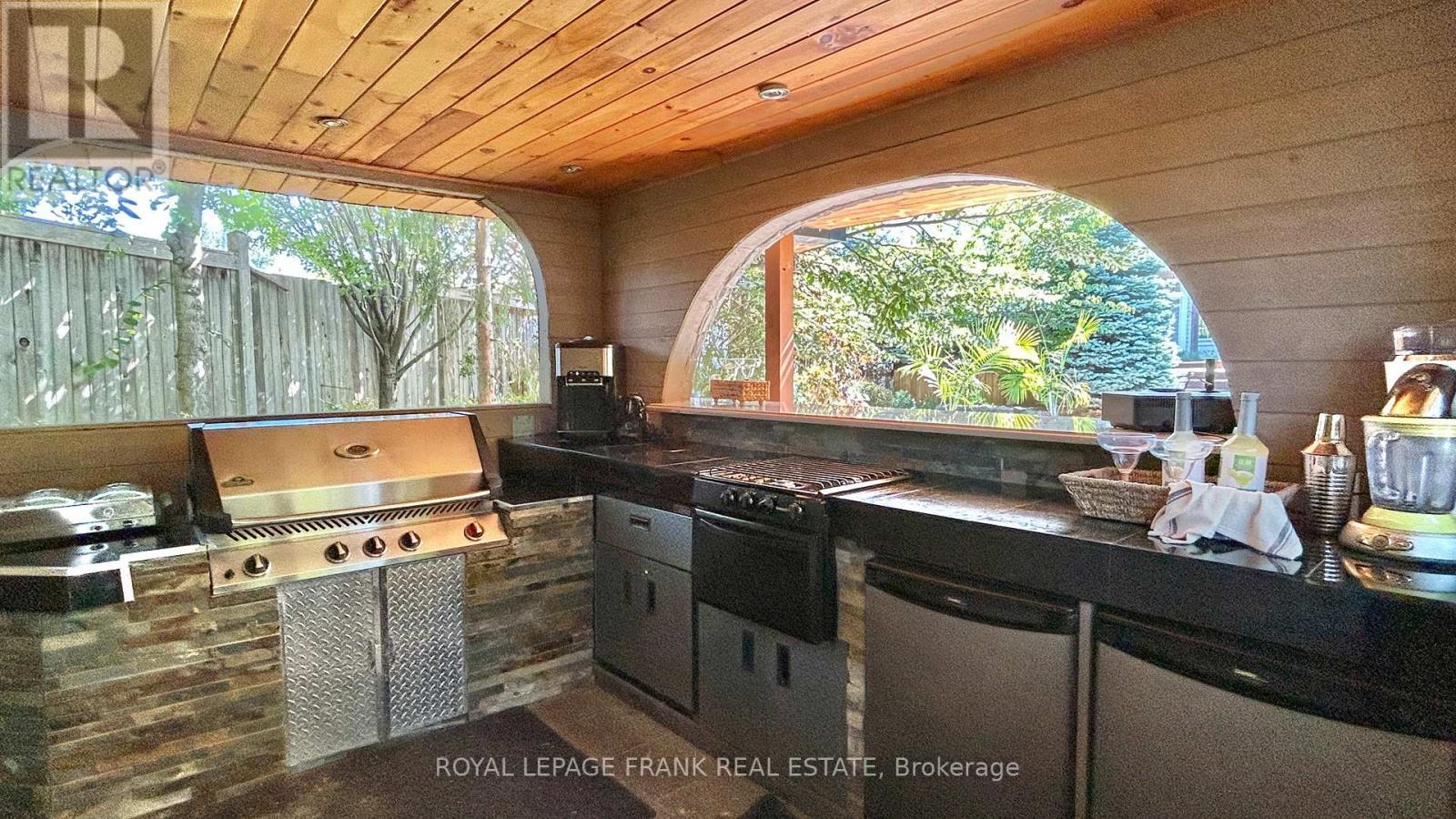 












54 SELKIRK DRIVE

,
Whitby (Brooklin),




Ontario
L1M2E6

