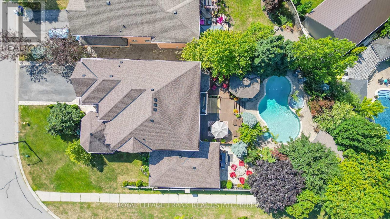 












54 SELKIRK DRIVE

,
Whitby (Brooklin),




Ontario
L1M2E6

