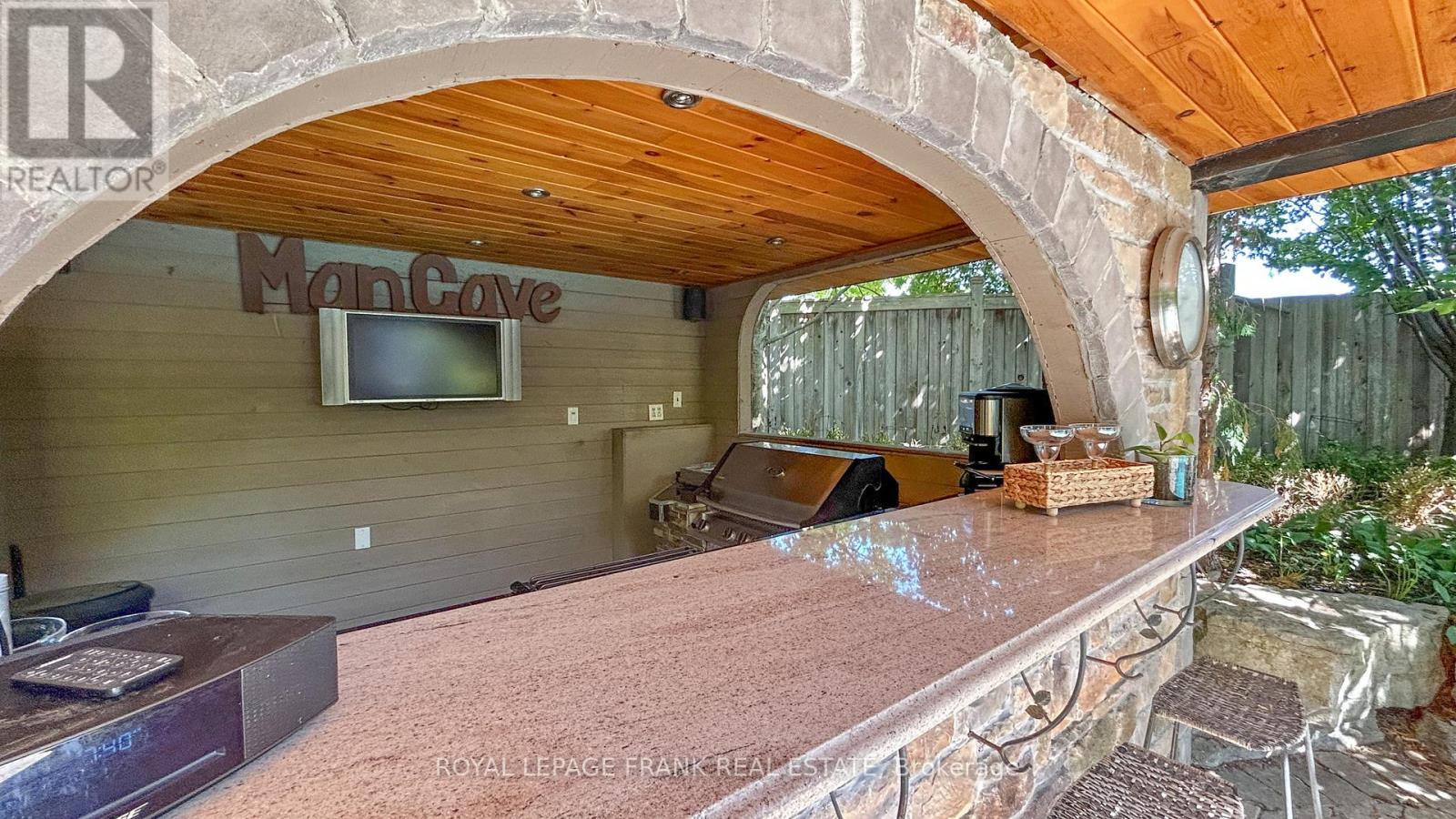 












54 SELKIRK DRIVE

,
Whitby (Brooklin),




Ontario
L1M2E6


