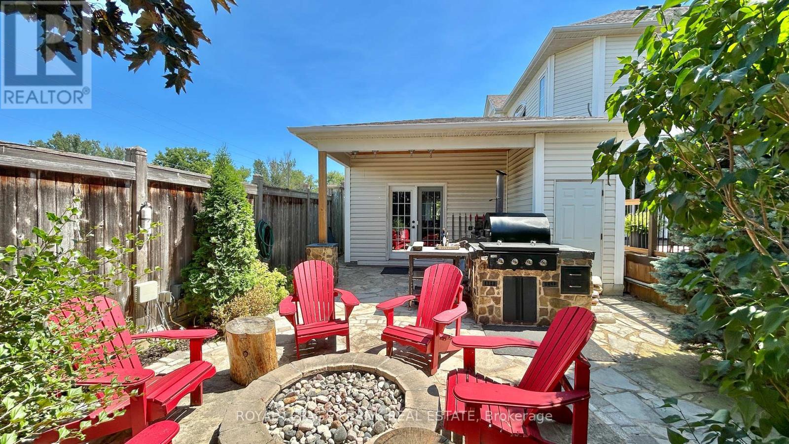 












54 SELKIRK DRIVE

,
Whitby (Brooklin),




Ontario
L1M2E6

