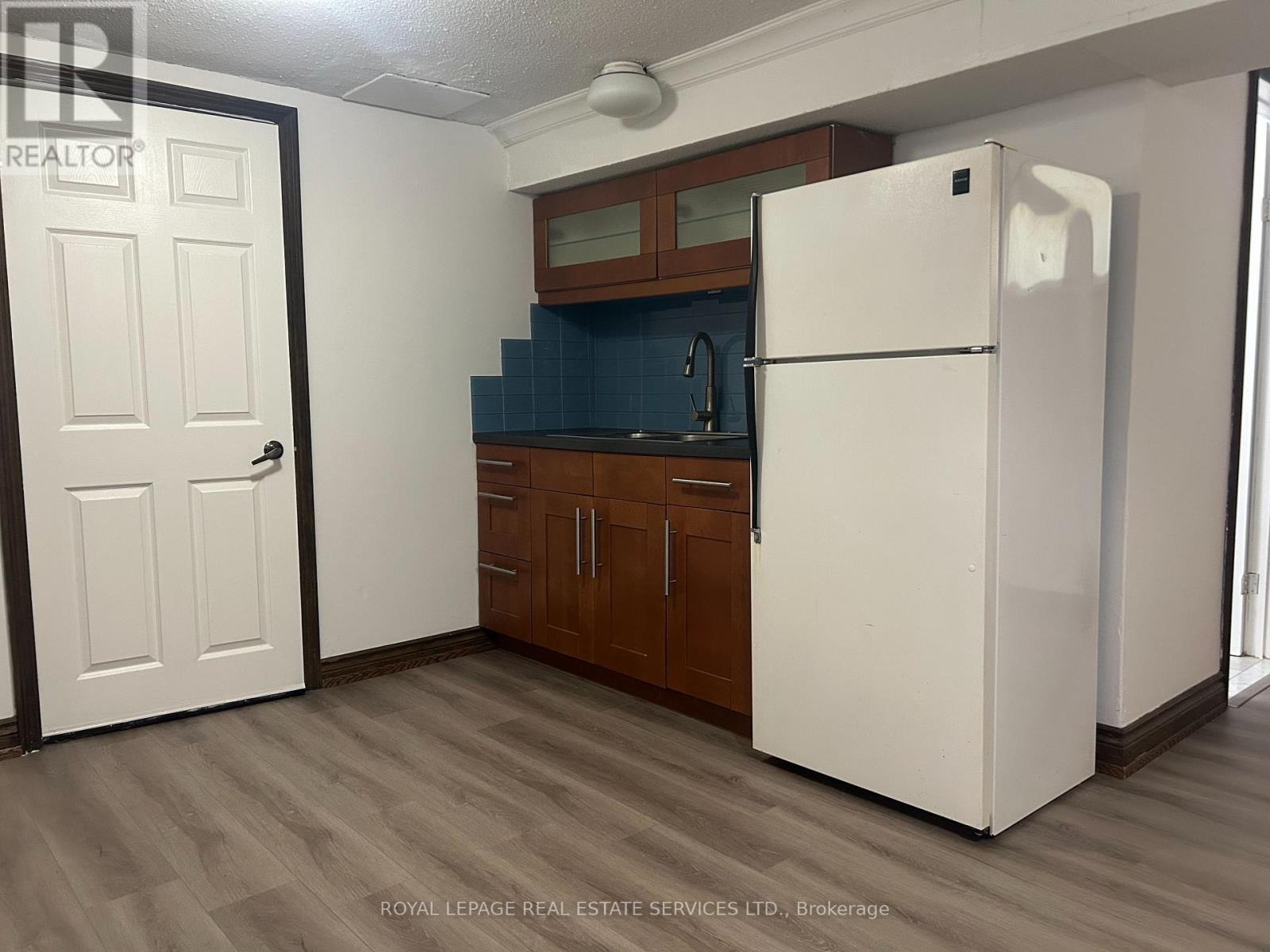 












L - 212 CLINTON STREET

,
Toronto,




Ontario
M6G2Y5

