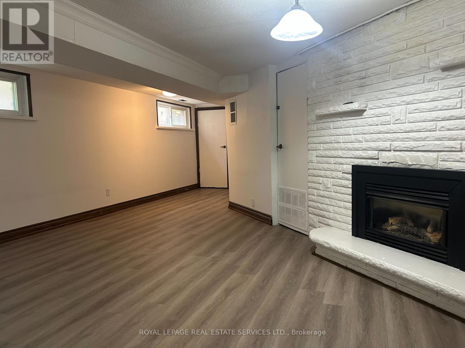 












L - 212 CLINTON STREET

,
Toronto,




Ontario
M6G2Y5

