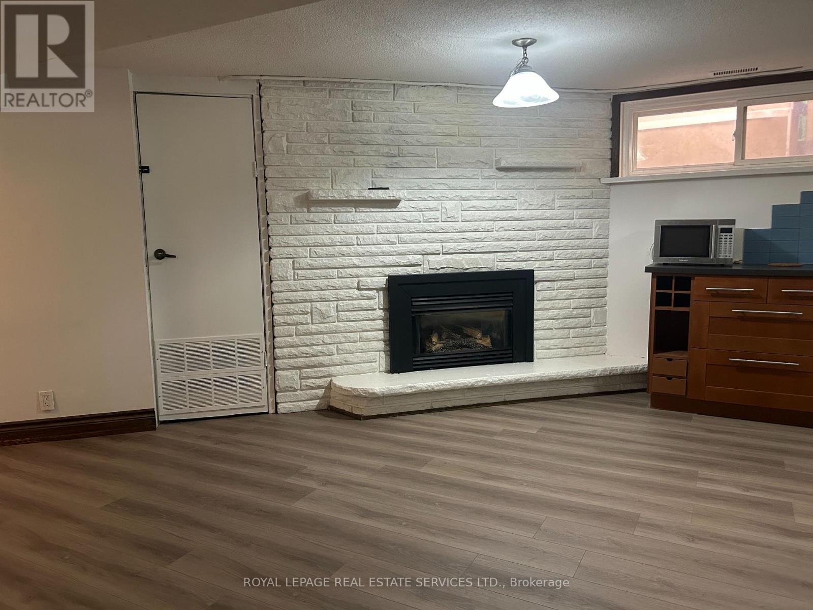 












L - 212 CLINTON STREET

,
Toronto,




Ontario
M6G2Y5

