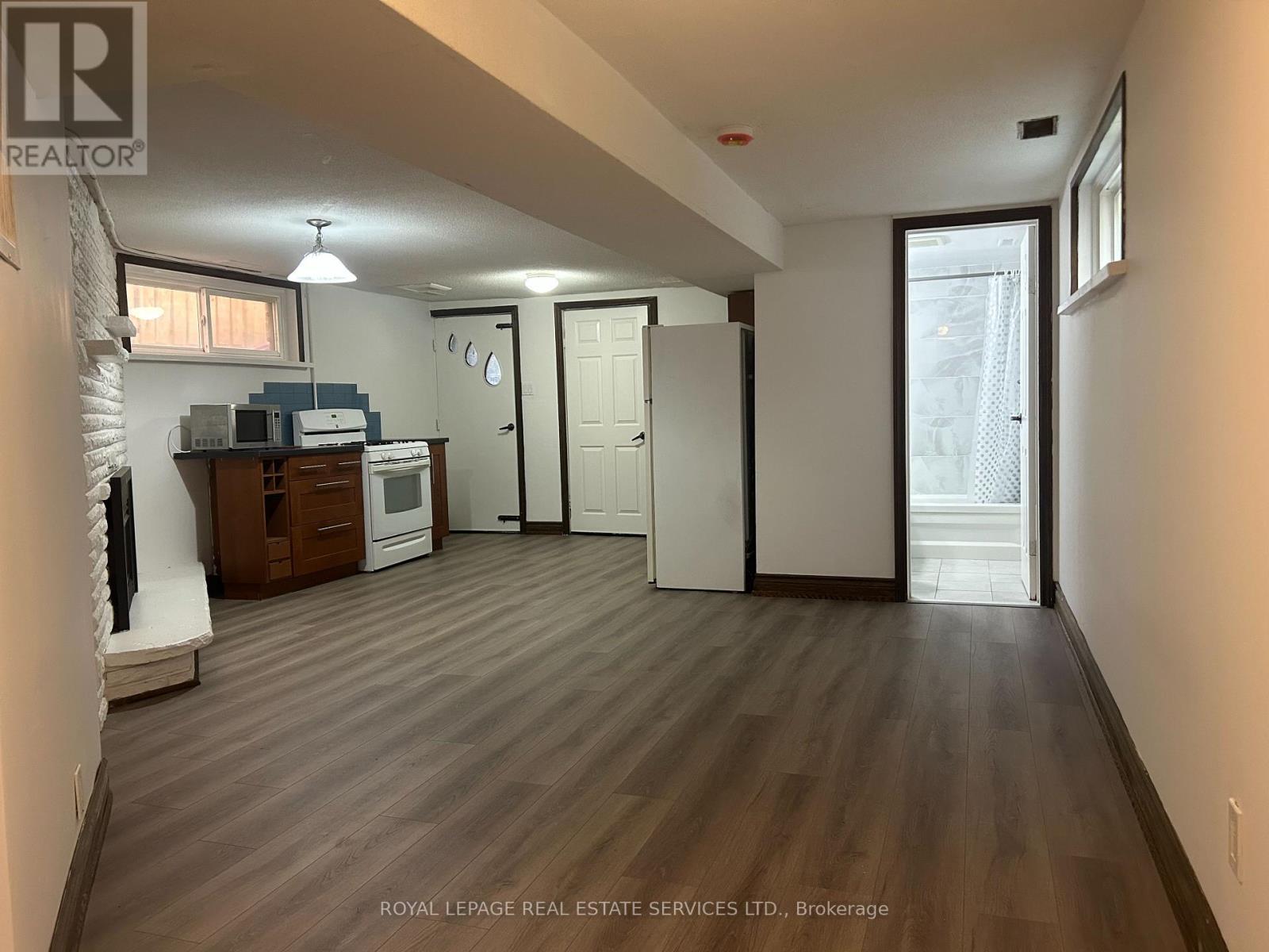 












L - 212 CLINTON STREET

,
Toronto,




Ontario
M6G2Y5

