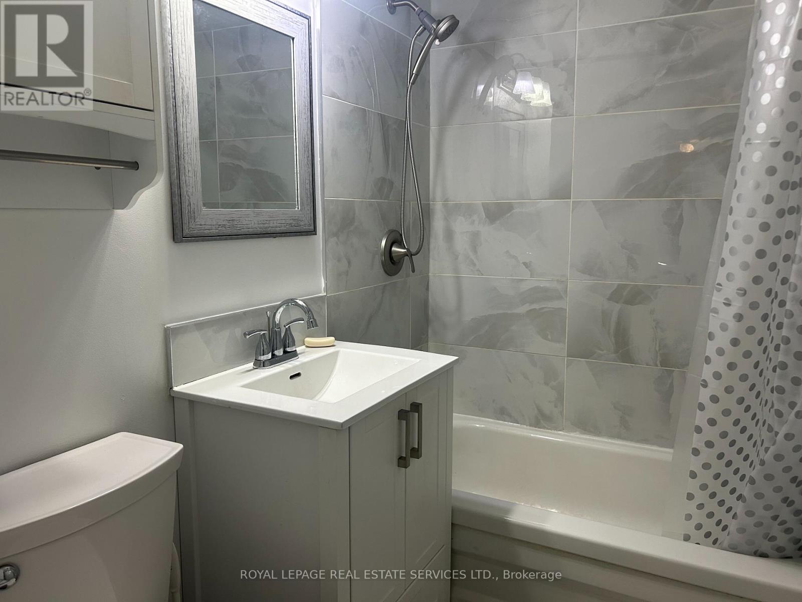 












L - 212 CLINTON STREET

,
Toronto,




Ontario
M6G2Y5

