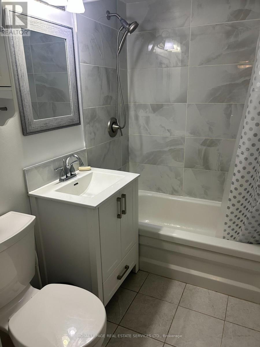 












L - 212 CLINTON STREET

,
Toronto,




Ontario
M6G2Y5

