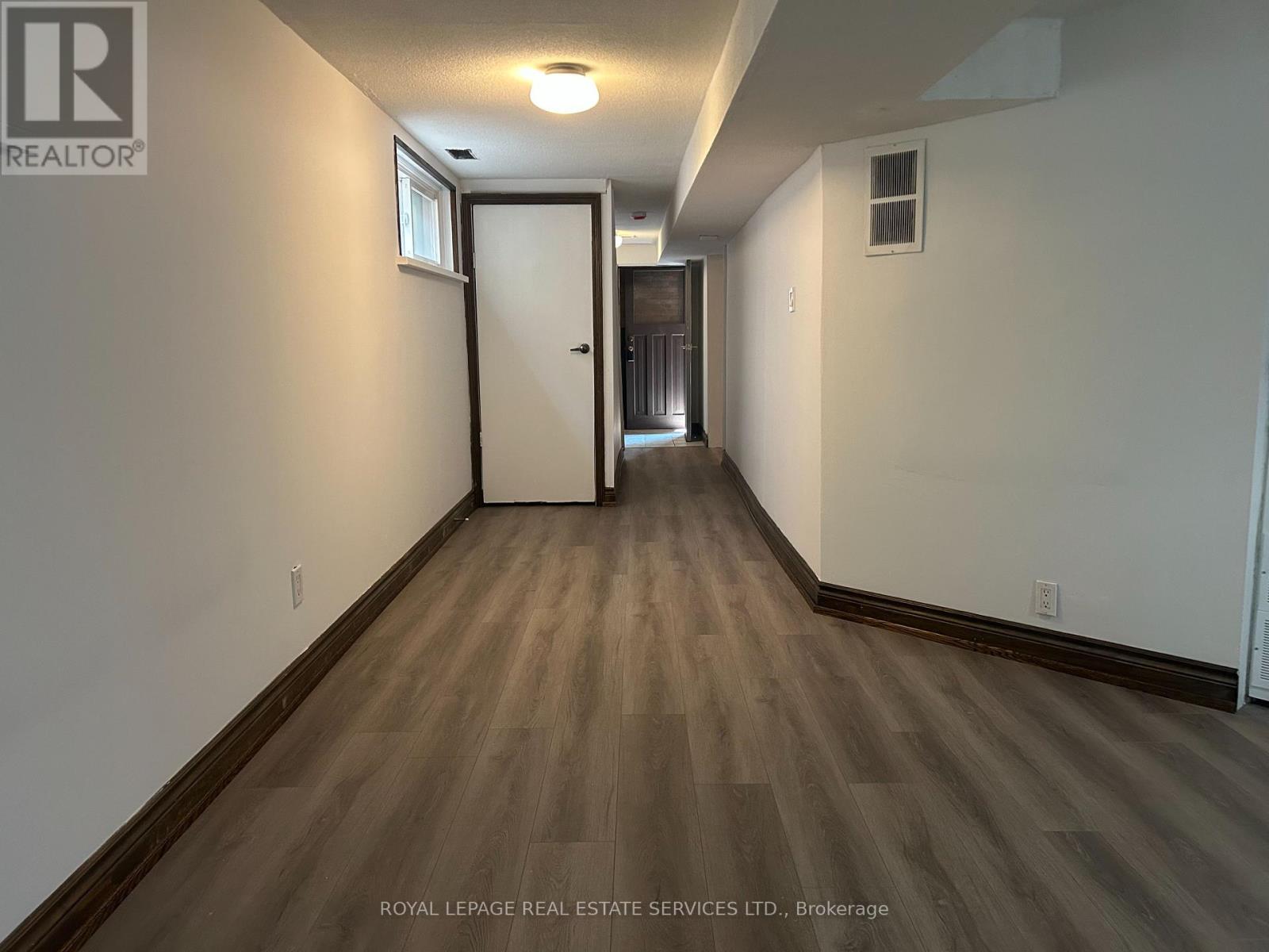 












L - 212 CLINTON STREET

,
Toronto,




Ontario
M6G2Y5

