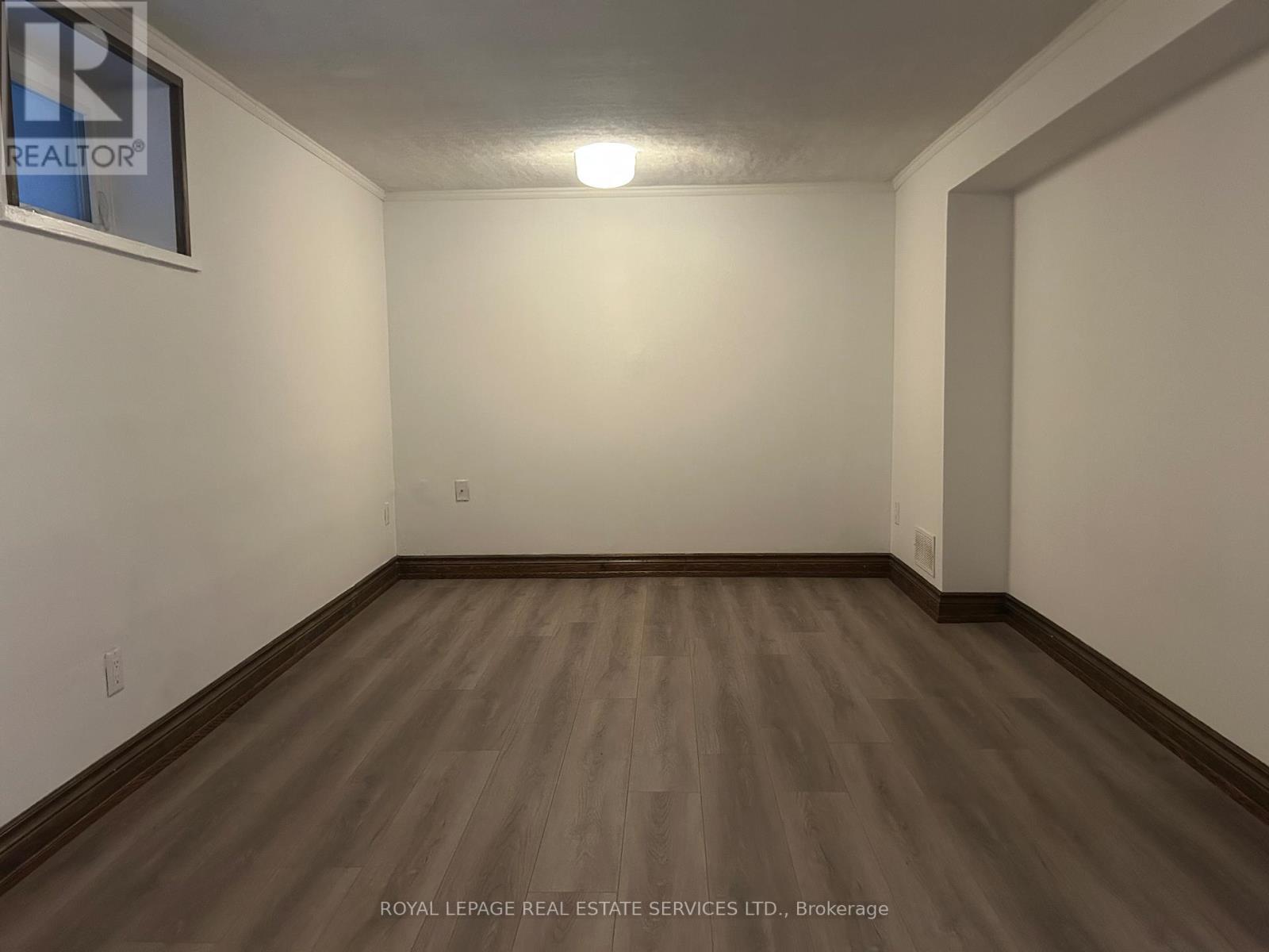 












L - 212 CLINTON STREET

,
Toronto,




Ontario
M6G2Y5

