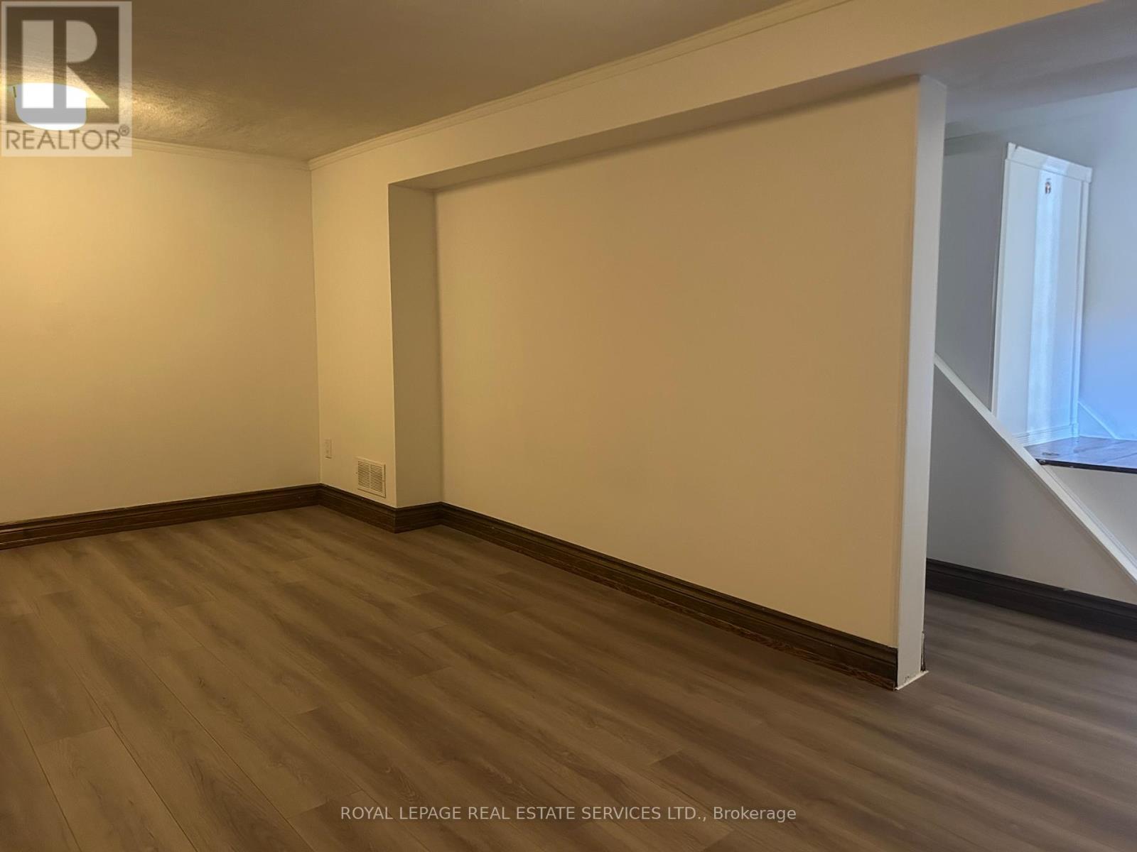












L - 212 CLINTON STREET

,
Toronto,




Ontario
M6G2Y5

