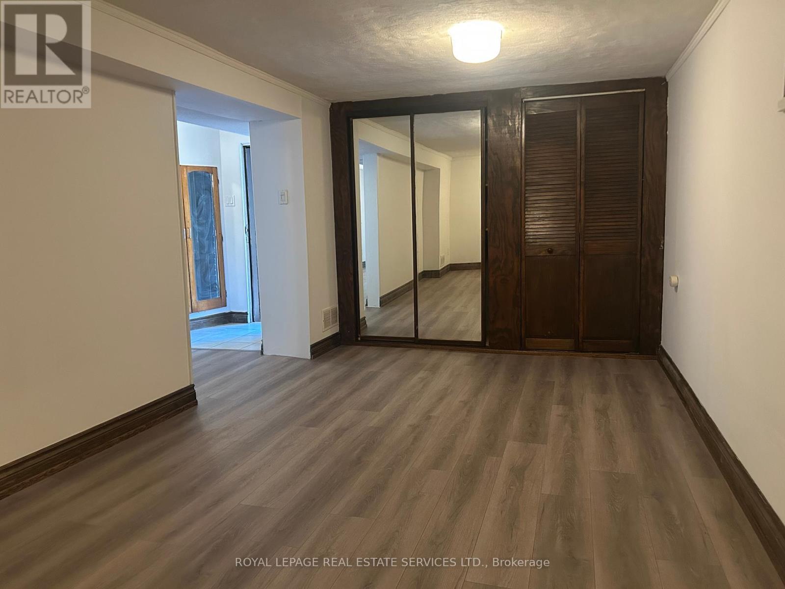 












L - 212 CLINTON STREET

,
Toronto,




Ontario
M6G2Y5

