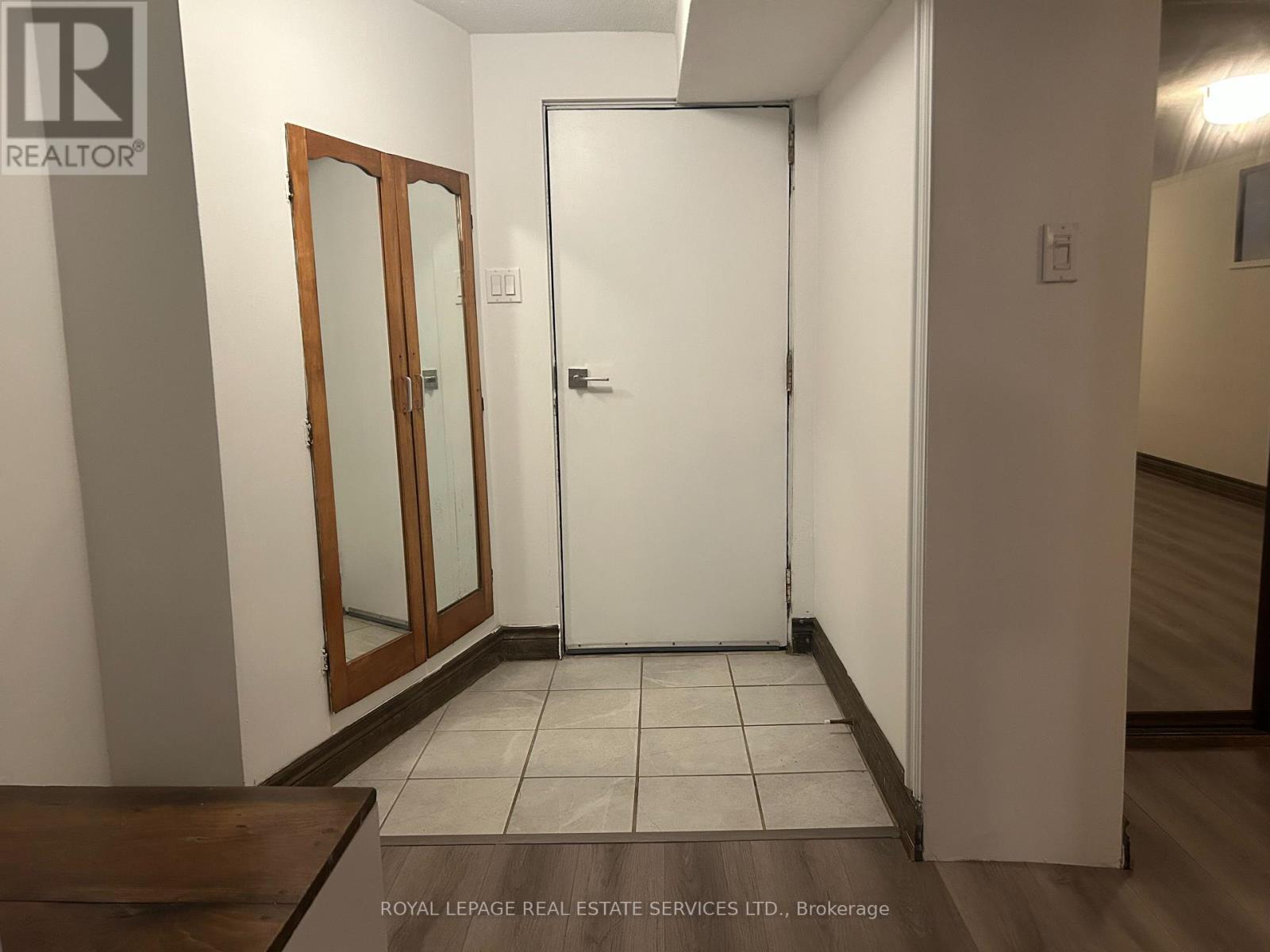 












L - 212 CLINTON STREET

,
Toronto,




Ontario
M6G2Y5

