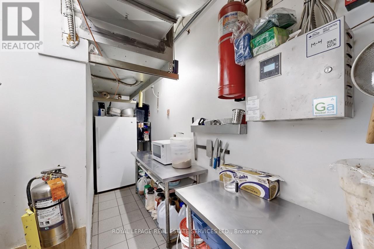 












914 BLOOR STREET W

,
Toronto,




Ontario
M6H1L1

