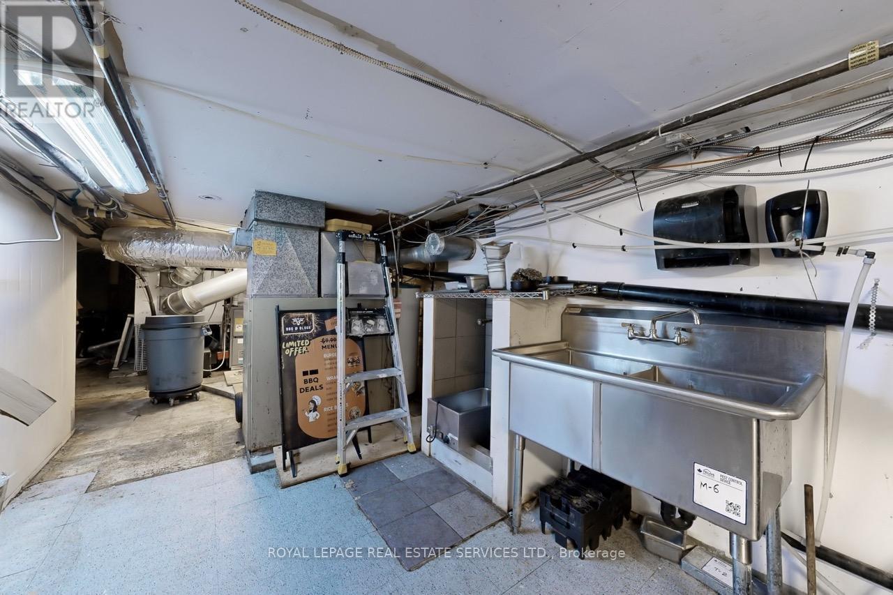 












914 BLOOR STREET W

,
Toronto,




Ontario
M6H1L1

