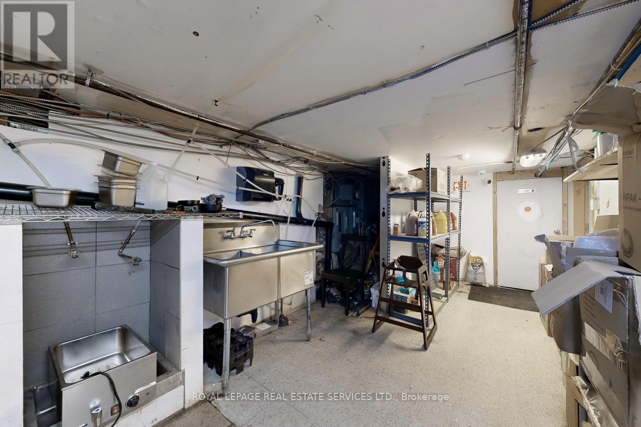 












914 BLOOR STREET W

,
Toronto,




Ontario
M6H1L1

