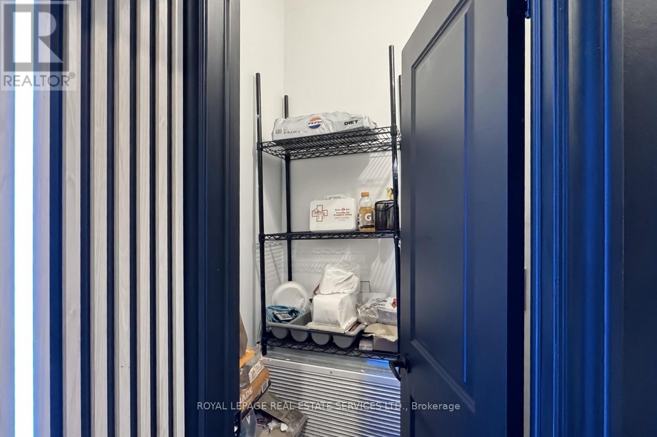 












914 BLOOR STREET W

,
Toronto,




Ontario
M6H1L1

