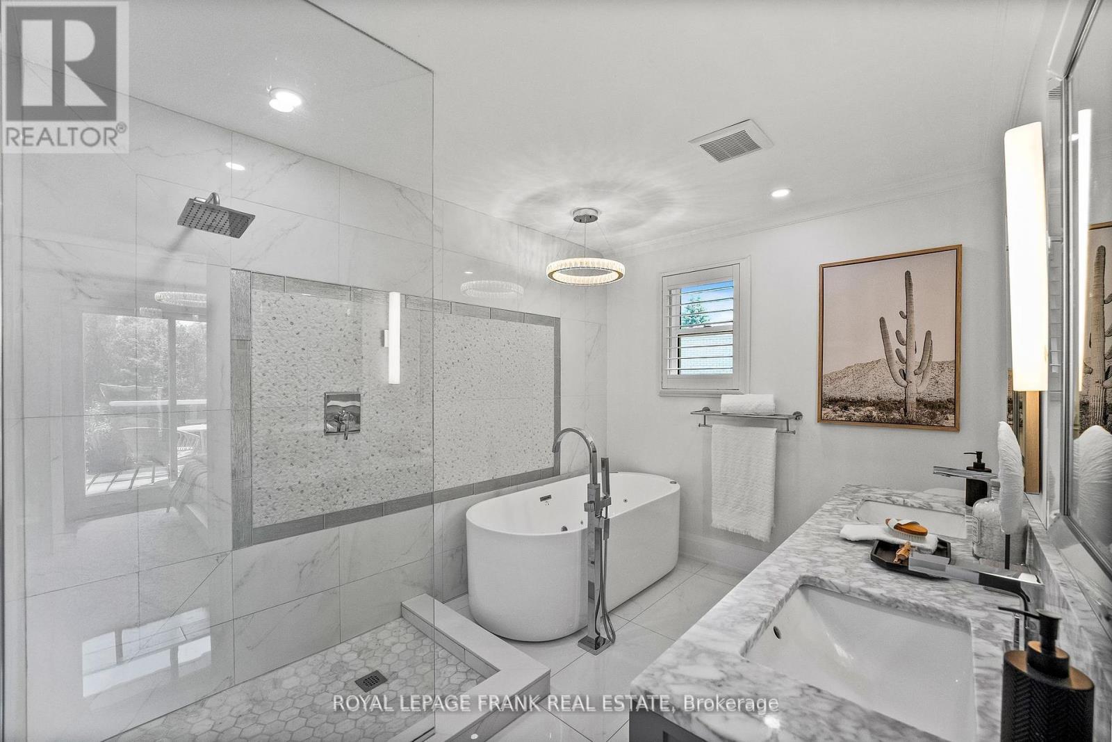 












251 SHERWOOD COURT

,
Oshawa (Northglen),




Ontario
L1G6P5


