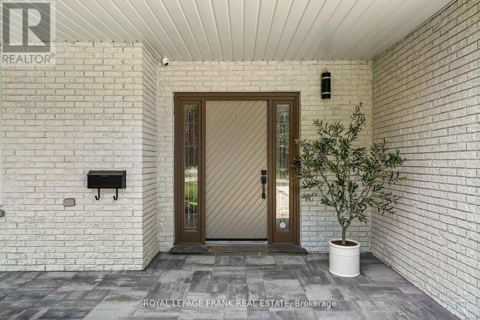 












251 SHERWOOD COURT

,
Oshawa (Northglen),




Ontario
L1G6P5


