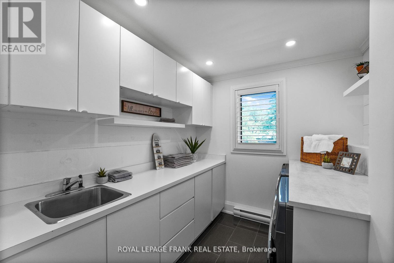 












251 SHERWOOD COURT

,
Oshawa (Northglen),




Ontario
L1G6P5

