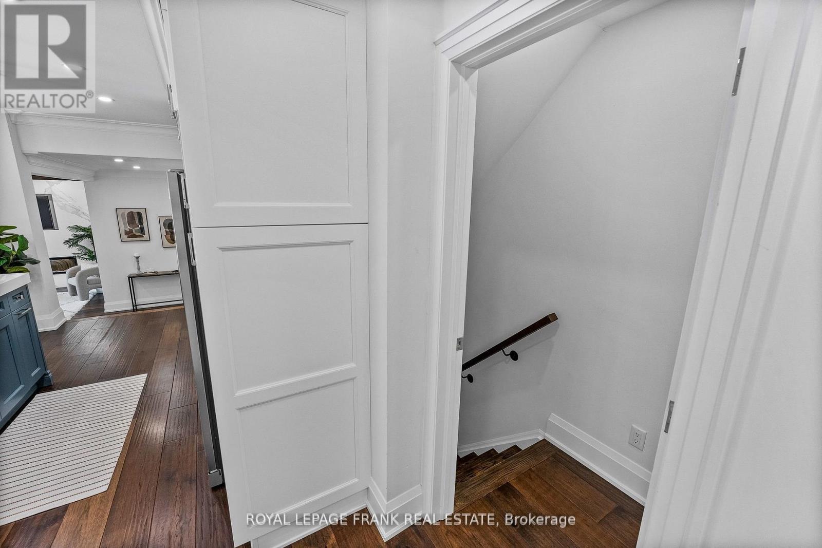 












251 SHERWOOD COURT

,
Oshawa (Northglen),




Ontario
L1G6P5

