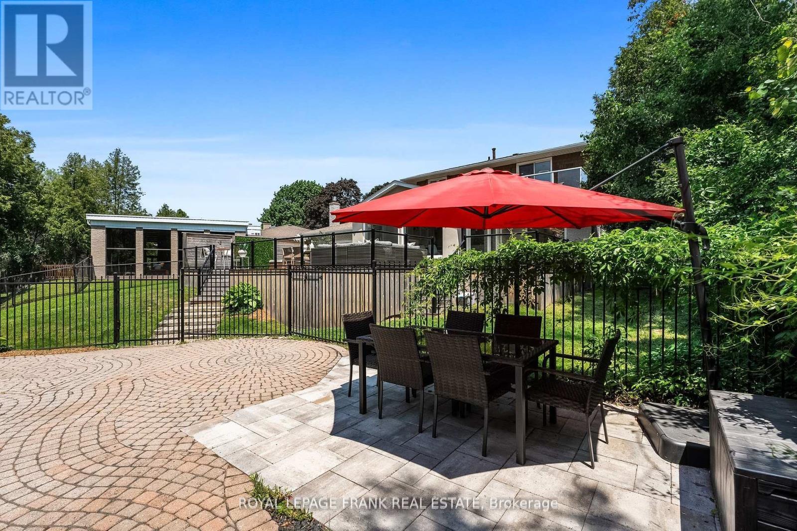 












251 SHERWOOD COURT

,
Oshawa (Northglen),




Ontario
L1G6P5

