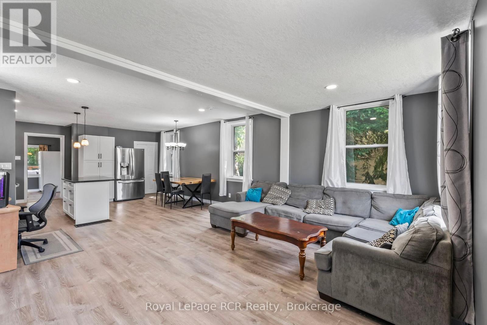 












343 10TH AVENUE

,
Hanover,




Ontario
N4N2N4

