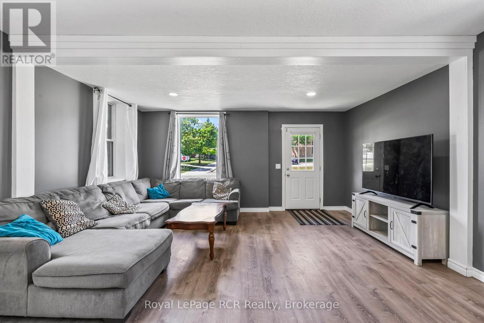 












343 10TH AVENUE

,
Hanover,




Ontario
N4N2N4

