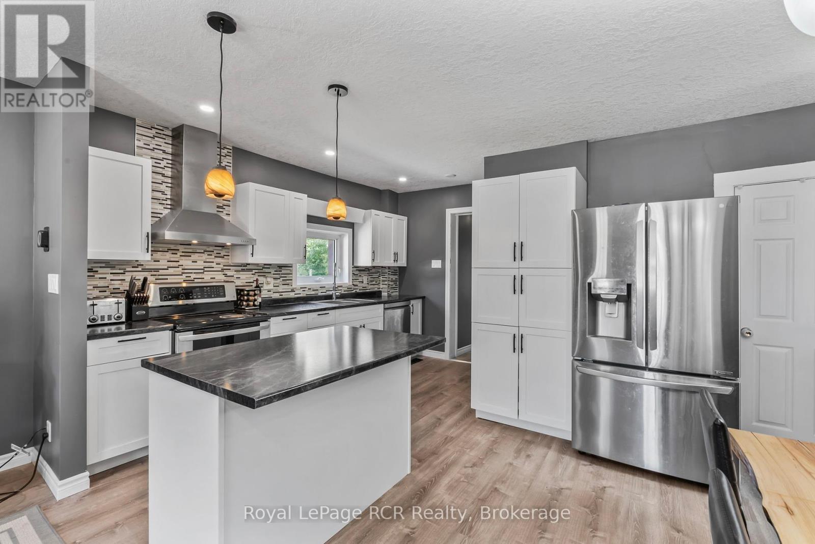 












343 10TH AVENUE

,
Hanover,




Ontario
N4N2N4

