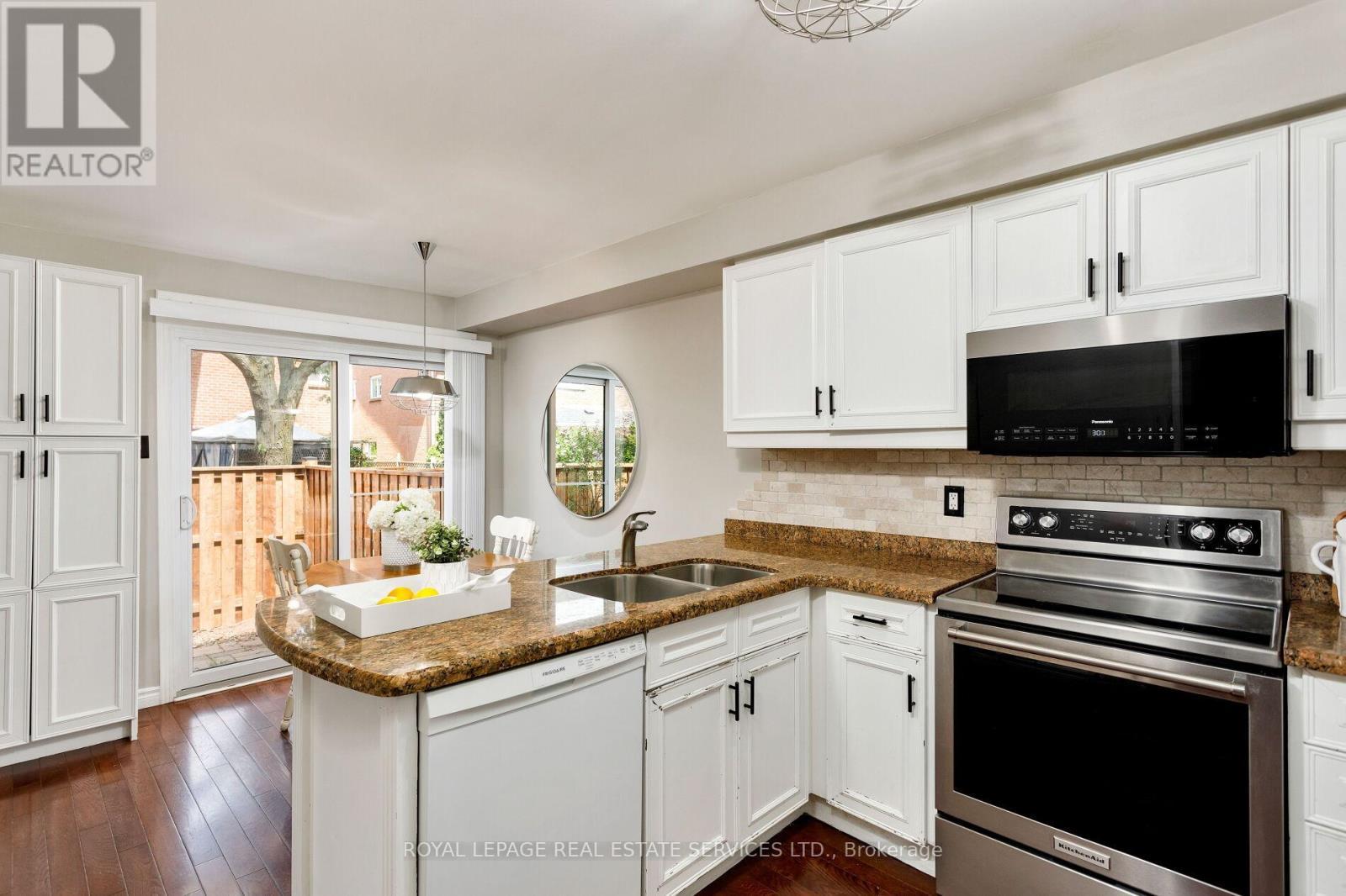 












7 - 2006 GLENADA CRESCENT

,
Oakville,




Ontario
L6H5R9

