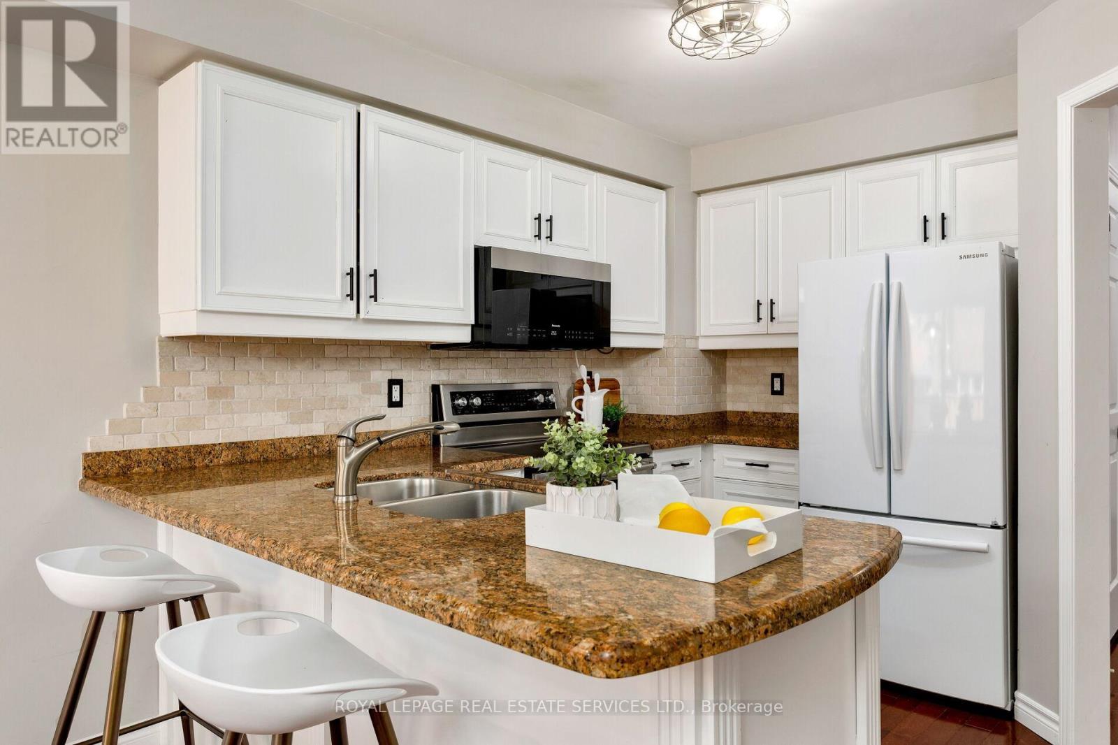 












7 - 2006 GLENADA CRESCENT

,
Oakville,




Ontario
L6H5R9

