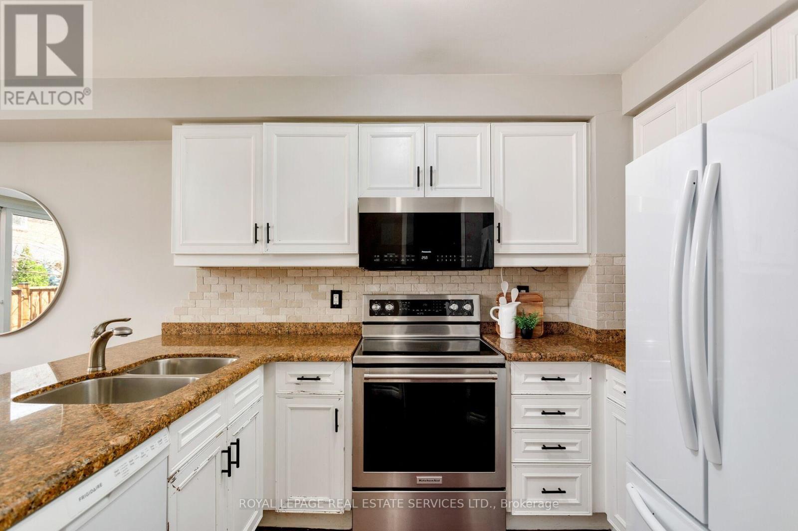 












7 - 2006 GLENADA CRESCENT

,
Oakville,




Ontario
L6H5R9


