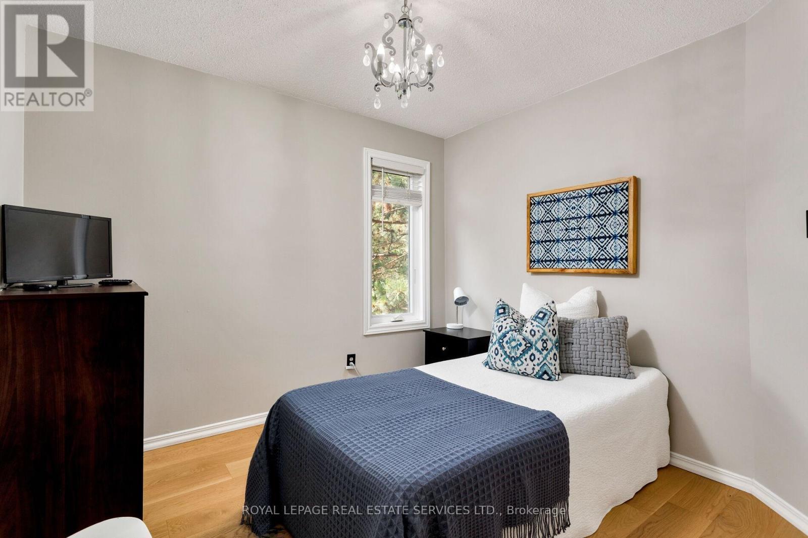 












7 - 2006 GLENADA CRESCENT

,
Oakville,




Ontario
L6H5R9

