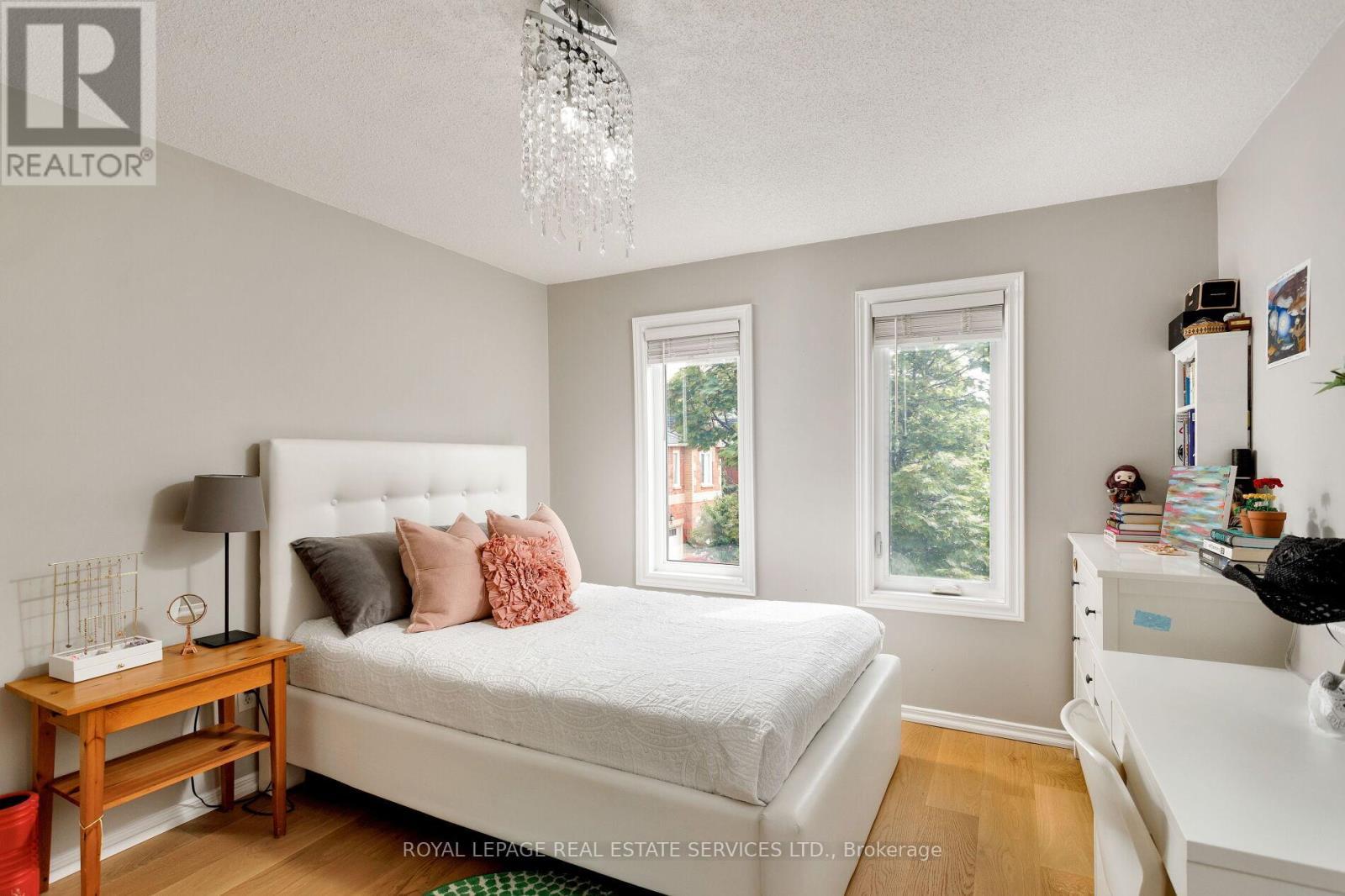 












7 - 2006 GLENADA CRESCENT

,
Oakville,




Ontario
L6H5R9

