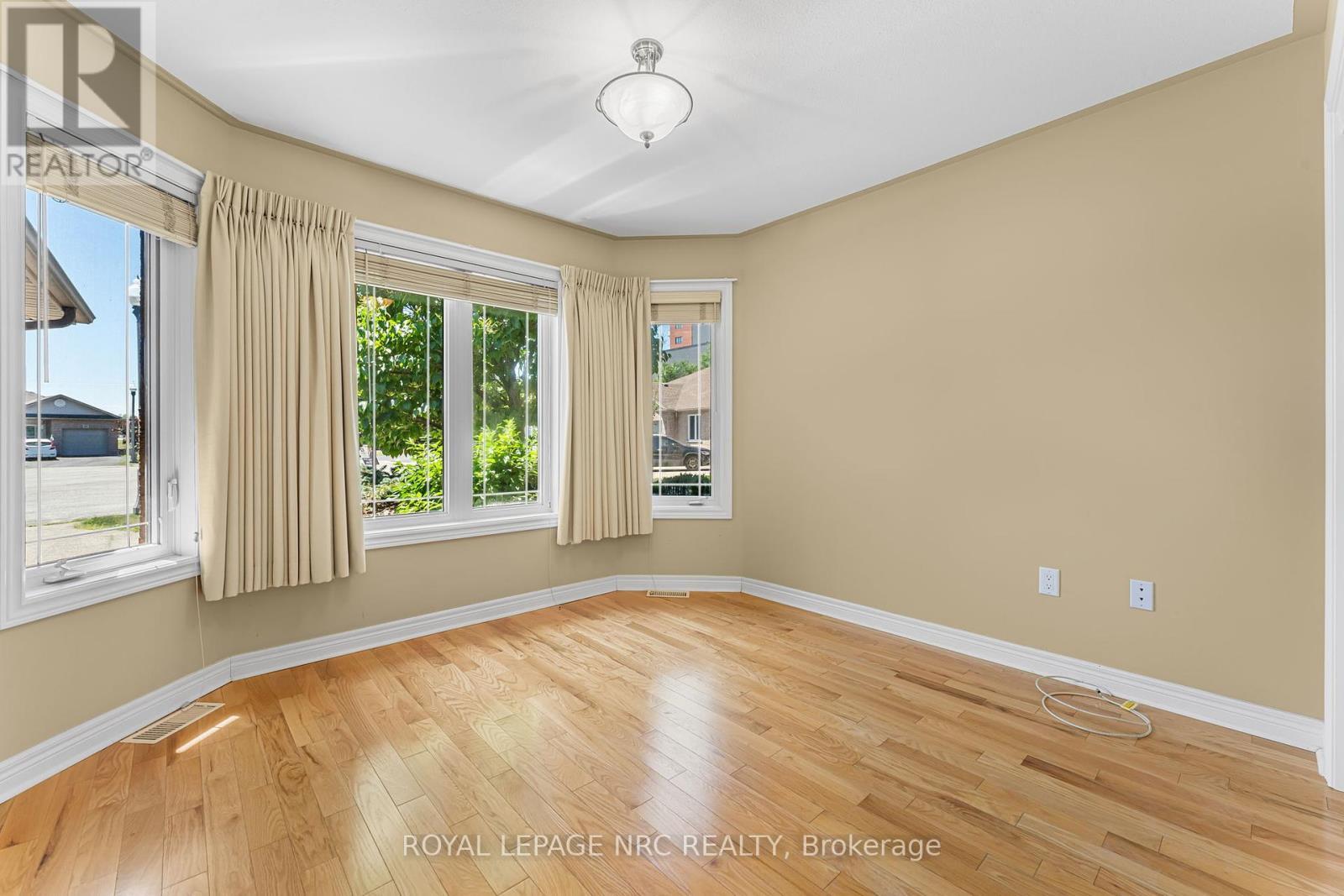 












48 BRIDGEWATER COURT

,
Welland (N. Welland),




Ontario
L3C7M6

