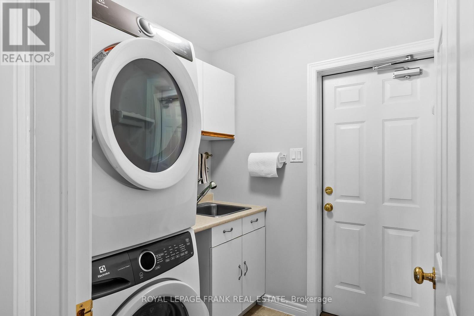 












6 MILL STREET

,
Kawartha Lakes (Bobcaygeon),




Ontario
K0M1A0

