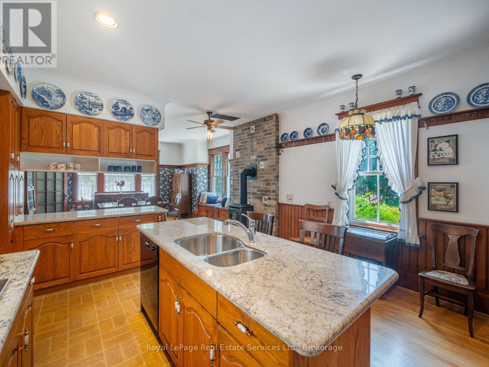 












3175 LAKESHORE ROAD W

,
Oakville (BR Bronte),




Ontario
L6L1J7

