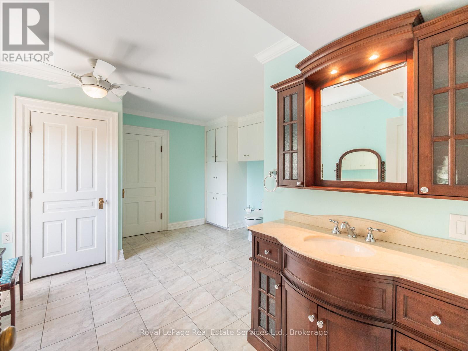 












3175 LAKESHORE ROAD W

,
Oakville (BR Bronte),




Ontario
L6L1J7

