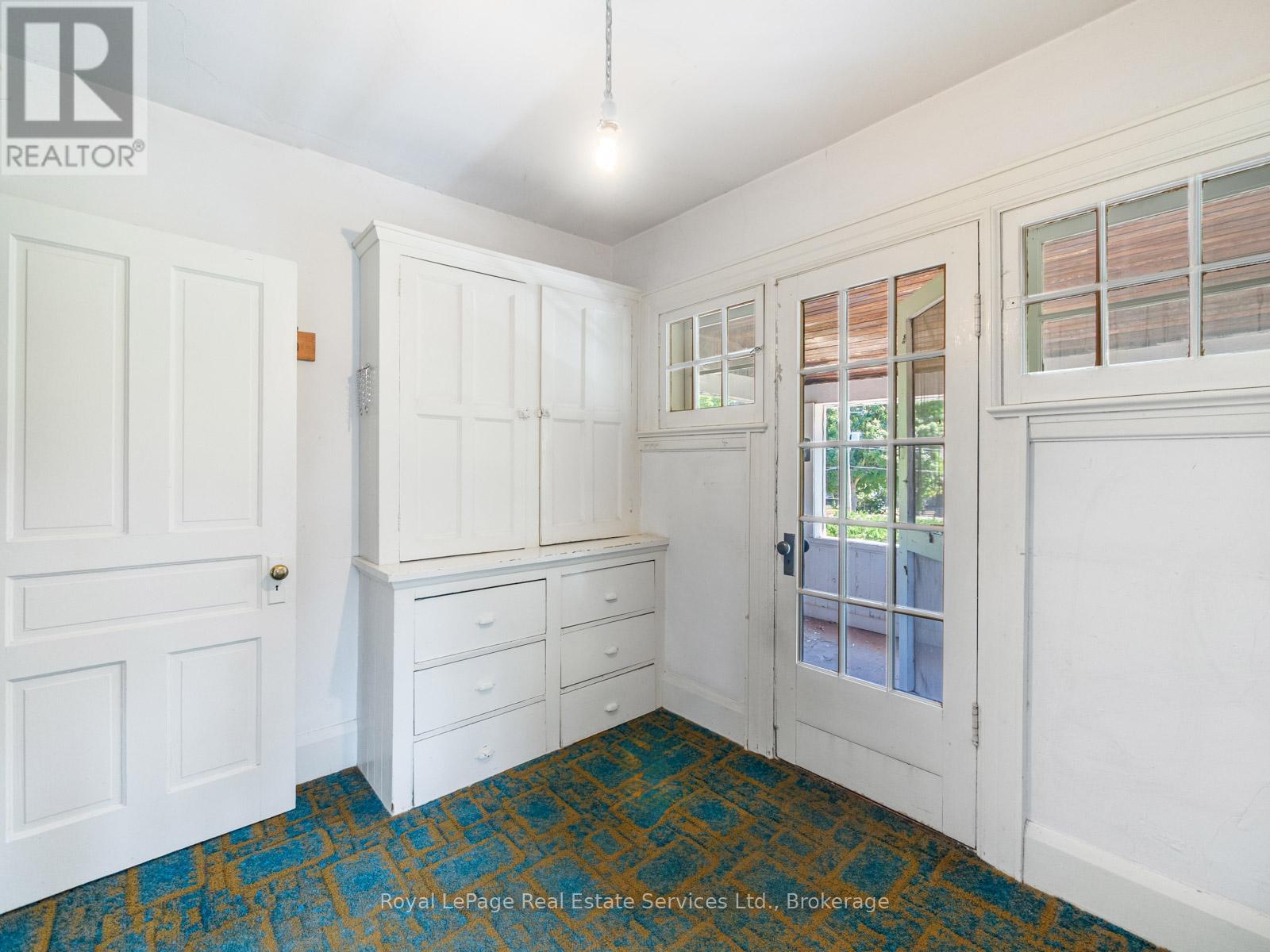












3175 LAKESHORE ROAD W

,
Oakville (BR Bronte),




Ontario
L6L1J7

