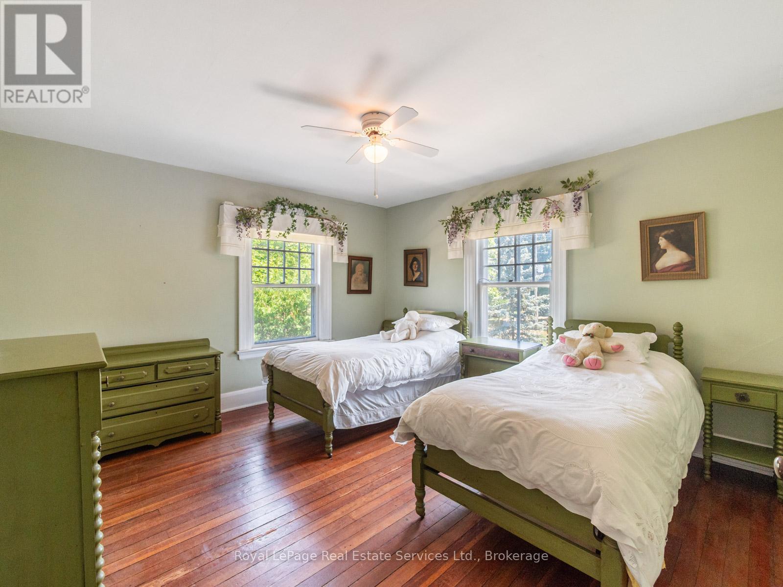 












3175 LAKESHORE ROAD W

,
Oakville (BR Bronte),




Ontario
L6L1J7

