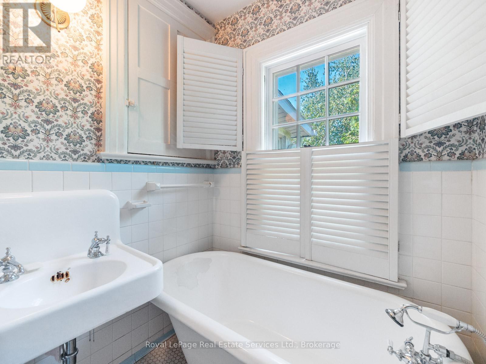 












3175 LAKESHORE ROAD W

,
Oakville (BR Bronte),




Ontario
L6L1J7

