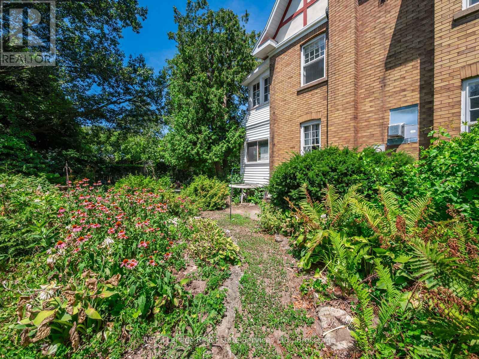 












3175 LAKESHORE ROAD W

,
Oakville (BR Bronte),




Ontario
L6L1J7


