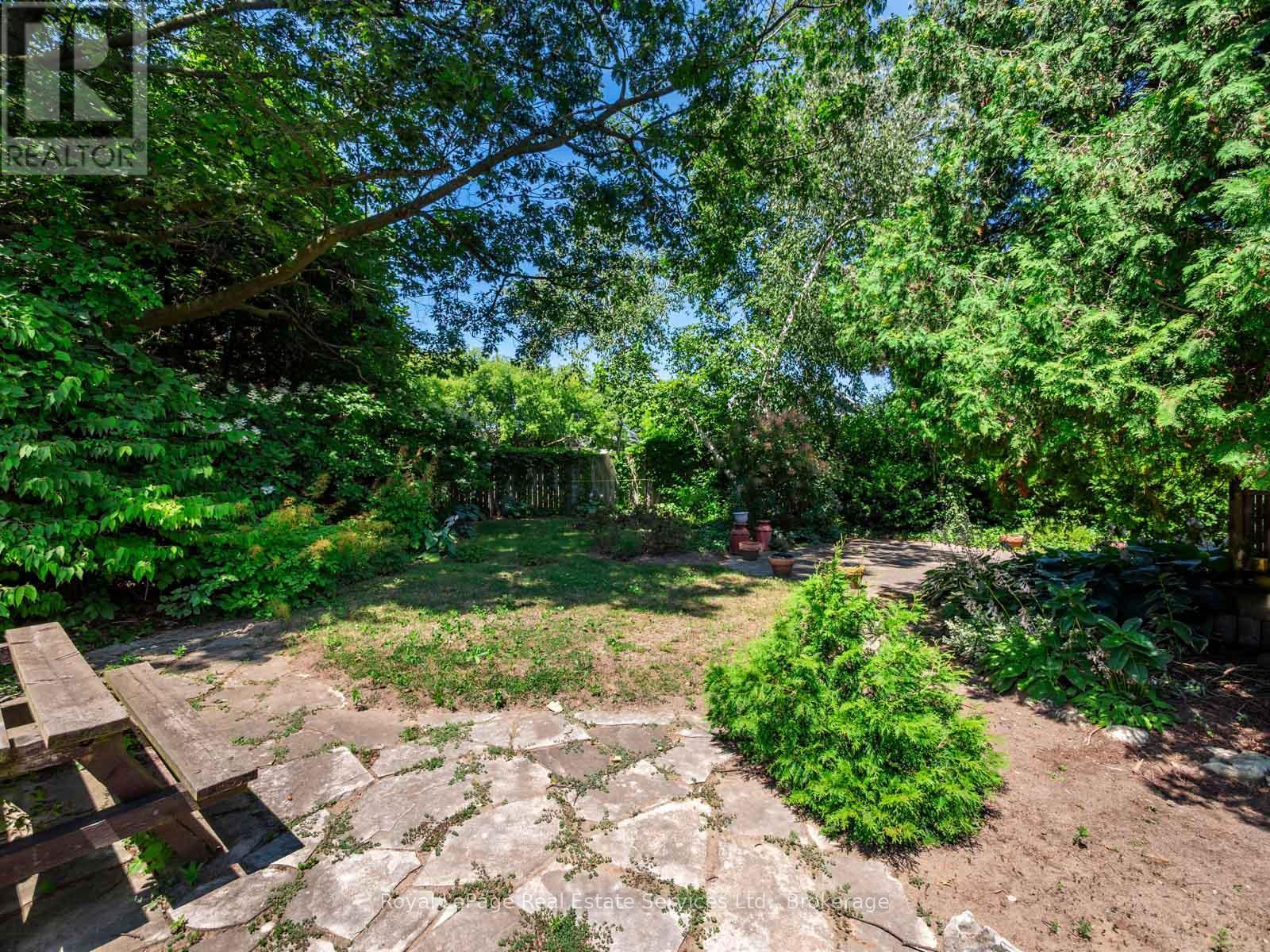 












3175 LAKESHORE ROAD W

,
Oakville (BR Bronte),




Ontario
L6L1J7


