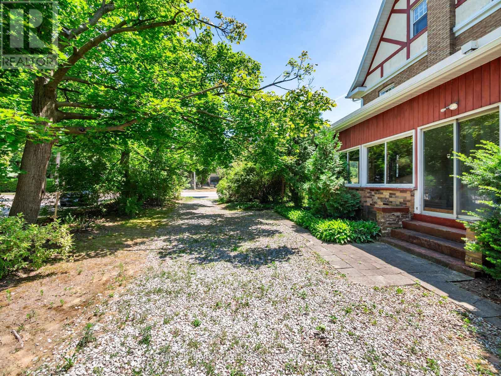 












3175 LAKESHORE ROAD W

,
Oakville (BR Bronte),




Ontario
L6L1J7

