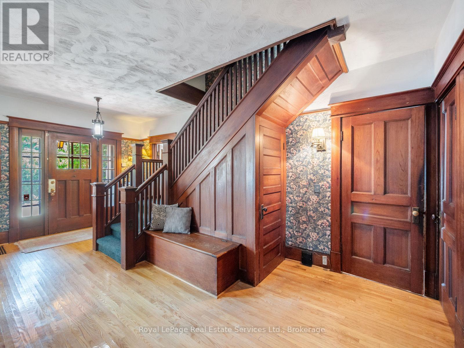 












3175 LAKESHORE ROAD W

,
Oakville (BR Bronte),




Ontario
L6L1J7

