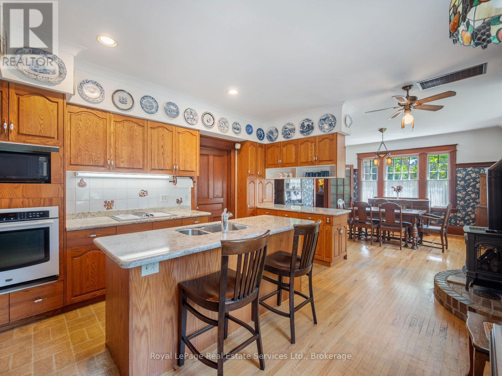 












3175 LAKESHORE ROAD W

,
Oakville (BR Bronte),




Ontario
L6L1J7

