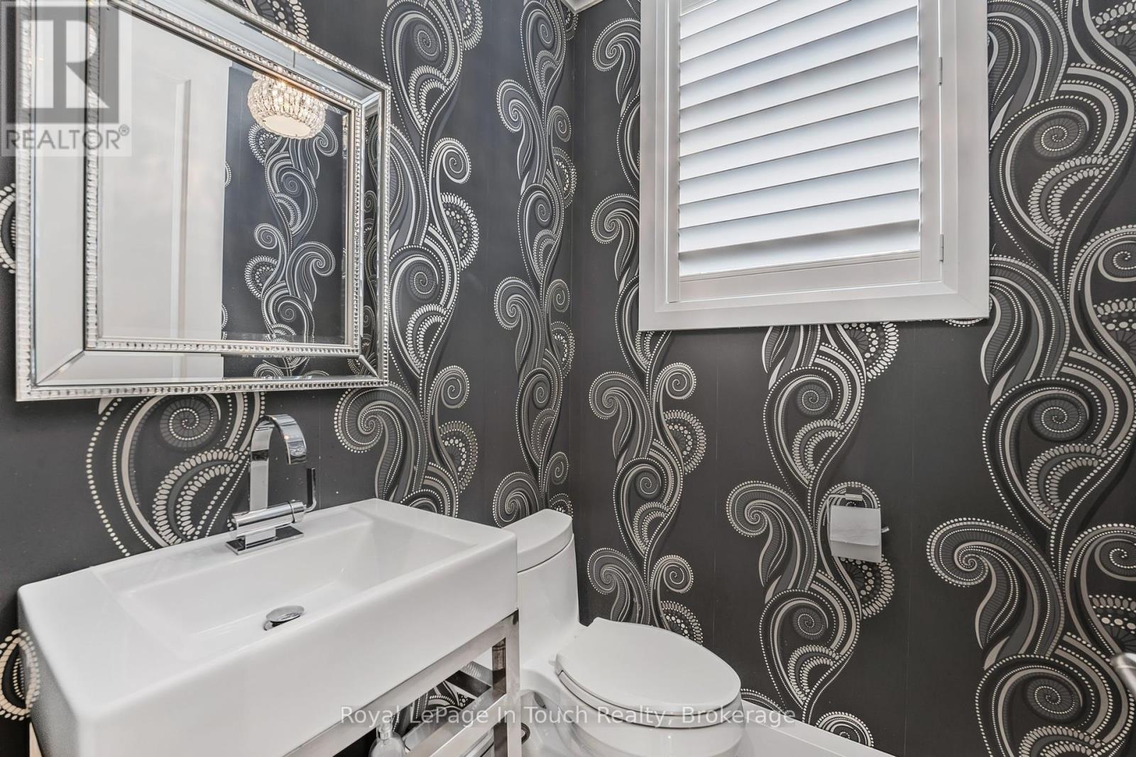 












17 SWAN LANE

,
Tay (Port McNicoll),




Ontario
L0K1R0

