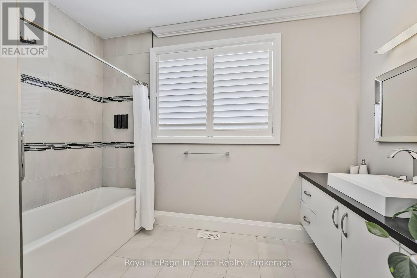












17 SWAN LANE

,
Tay (Port McNicoll),




Ontario
L0K1R0

